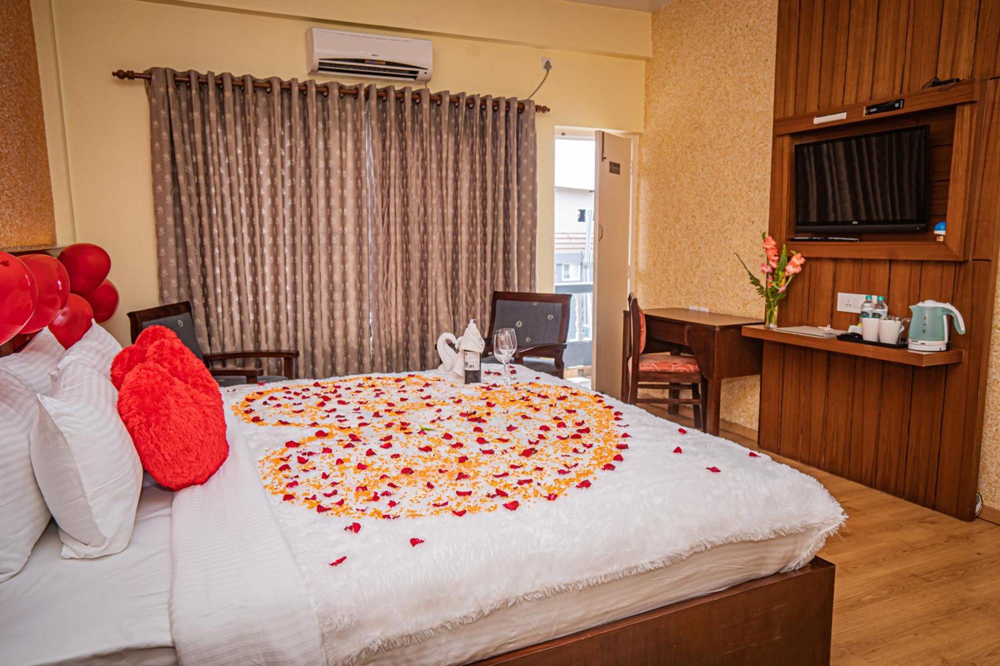 Hotel Crown Himalayas Покхара Экстерьер фото